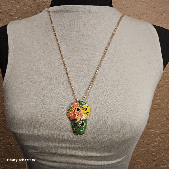 NWT GREEN SUGAR SKULL STATEMENT NECKLACE - Picture 3 of 3